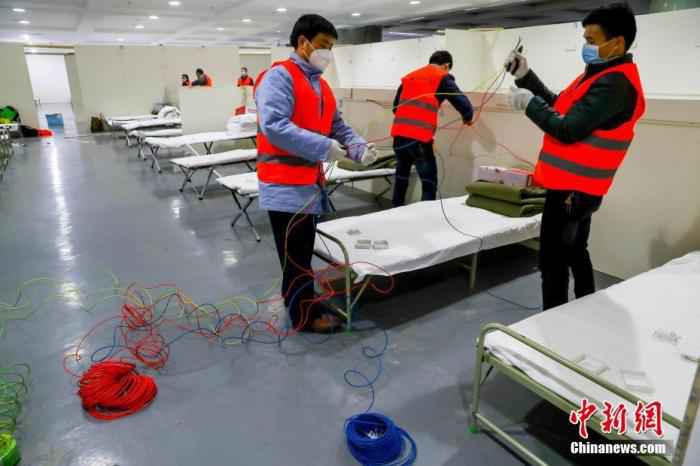 资料图:建设时的方舱医院。中新社记者 张畅 摄 武汉首批“方舱医院”基本建成 医护人员设备陆续抵达