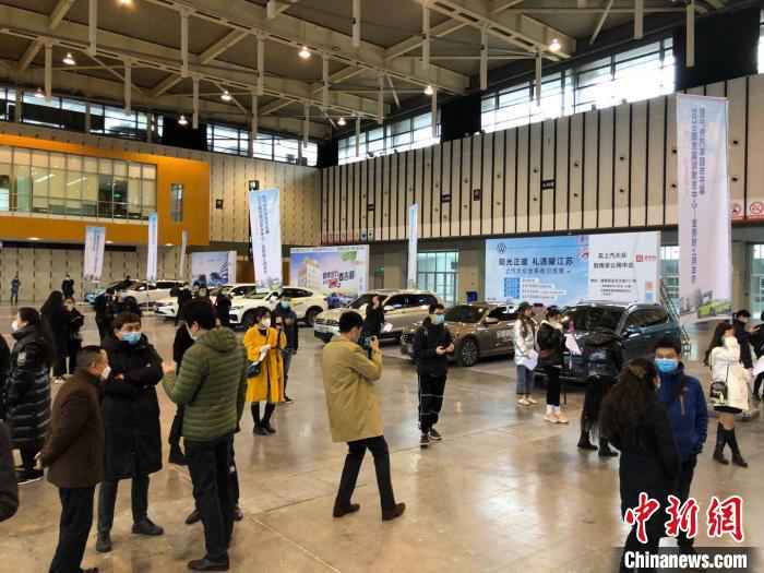 28日,“2020南京国际博览中心——金陵线上购车节暨户外汽车超市”的开幕仪式在南京举办。 朱晓颖 摄 南京会展业复工按下“启动键” 下半年为赶档期或“拼展”