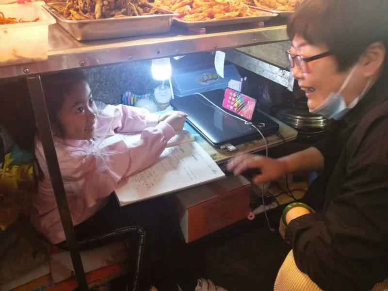 案板下学习的女孩:半年后仍在原处上网课,柜子加高心态不变