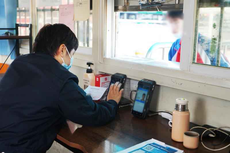 二维码里的广州春运安保:民警为无智能手机老人解决扫码难题