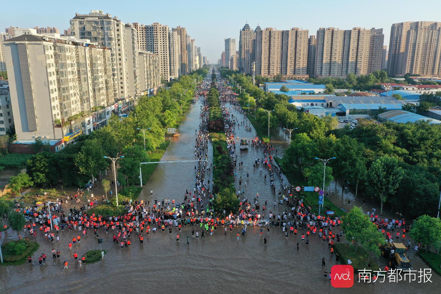 新乡水位下降,消防战士抢险救灾累得躺倒车旁