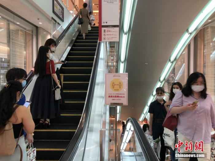 当地时间6月6日,日本东京都发布新冠肺炎疫情“东京警报”后的首个周末,虽然当地已进入疫情恢复阶段,但各商场仍采取多种防疫措施严阵以待。图为东京某商场提醒顾客乘坐电梯时注意保持间隔。
中新社记者 吕少威 摄 全球累计确诊超1000万例 死亡病例破50万例
