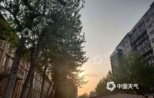 今晨北京阳光在线,天空晴朗。 今夜起冷雨飘洒北京 明日气温骤降仅11℃注意保暖